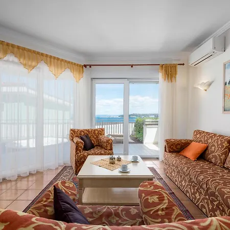 Holiday home Awesome In With Jacuzzi Savudrija