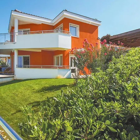 Holiday home Awesome In With Jacuzzi Savudrija